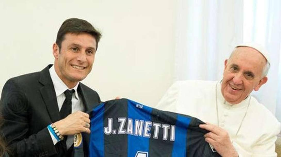 Papa Bergoglio e Javier Zanetti, che coppia di  argentini! L&#39;incontro tra i due  avvenuto l&#39;anno scorso poco prima dell&#39;Infortunio al tendine d&#39;achille dell&#39;ex capitano nerazzurro. Allora Javier ha regalato al Papa la sua maglia con il  numero 4. 